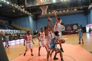 Nowhere to go! India International Narender Grewal (left) and Gaurav Ohlan shut down Hyderabad Sky in this possession